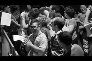 "Res no ens atura" (Nada nos para)